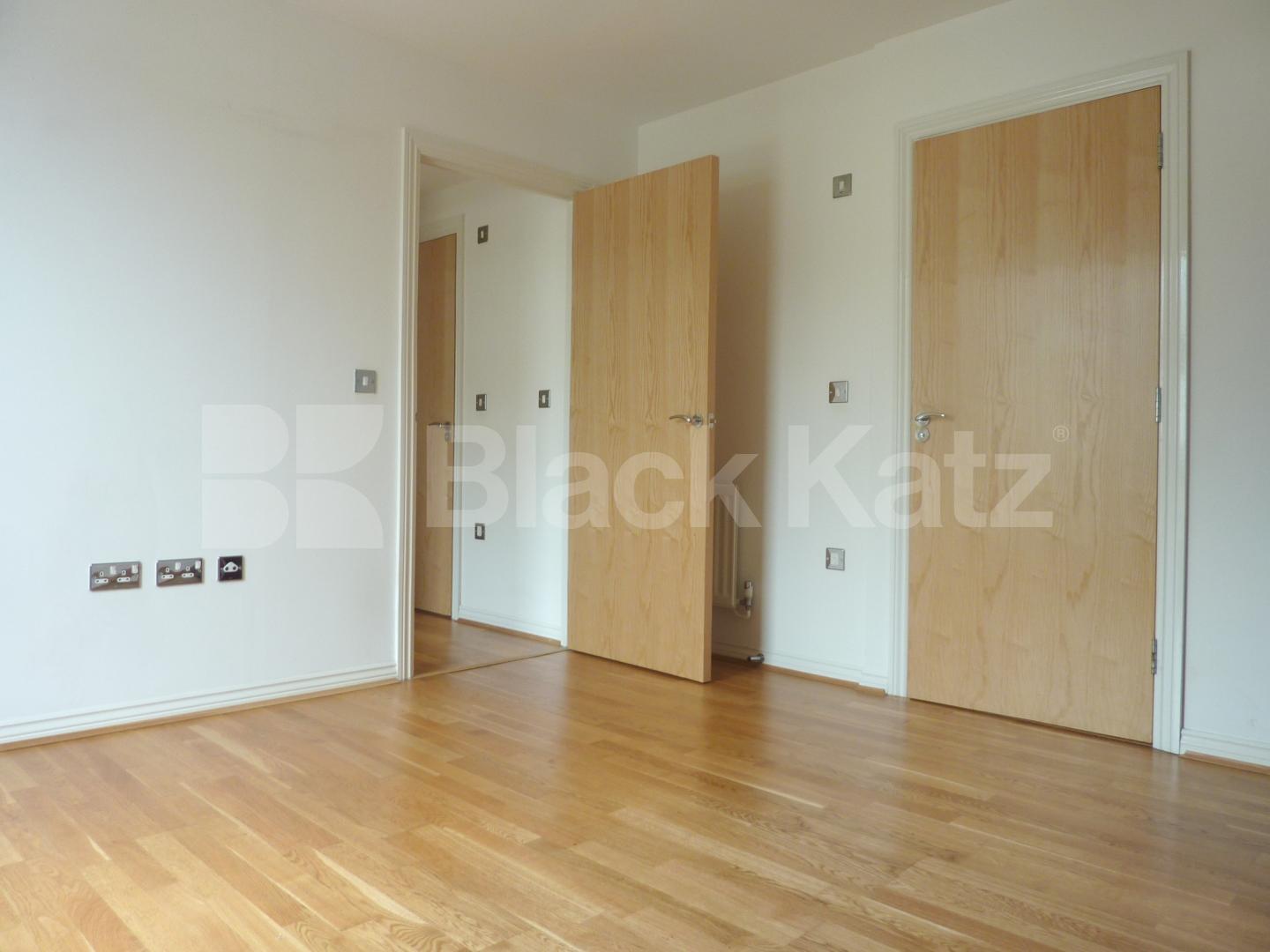 			AMAZING 2 BED 2 BATH IN THE HEART OF CAMDEN!, 2 Bedroom, 1 bath, 1 reception Flat			 Lockhouse, Oval Road, CAMDEN